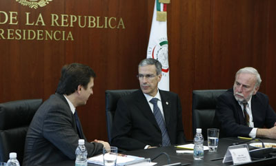 El autor, a la derecha, junto al presidente del Senado, José González Morfín, quien dialoga con el coordinador senior del programa de las Américas, Carlos Lauría. (Ignacio González Anaya)