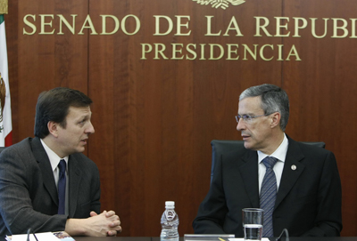 Días antes de la aprobación de la enmienda por parte del Senado, Carlos Lauría, del CPJ, se reunió con el Senador José González Morfín, a la derecha, para hablar acerca de los riesgos que enfrentan los periodistas mexicanos. (Ignacio González Anaya)