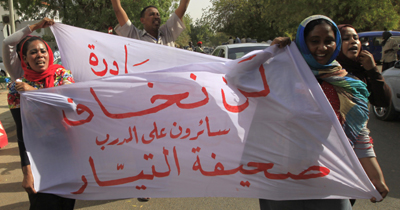 Journalists with Al-Tayar protest government censorship of their paper. (Reuters/Mohamed Nureldin Abdallah)