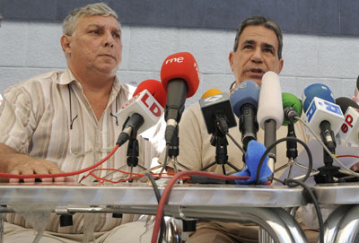 Ricardo González Alfonso (izquierda) y Julio César Gálvez Rodríguez en una conferencia de prensa en julio de 2010. (AFP/Dominique Faget)