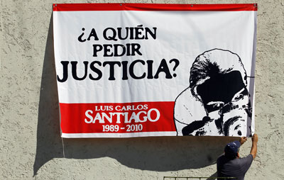 Una pancarta en reclamo de justicia  por el fotógrafo Luis Carlos Santiago, cuyo caso figura entre los 11 asesinatos no resueltos en la última década. (Reuters/Tomas Bravo)