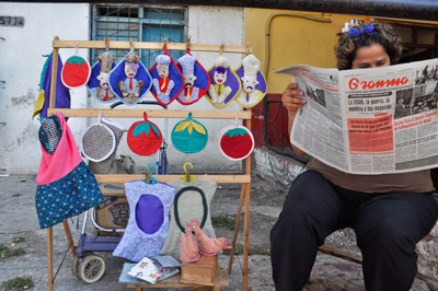 Un vendedor ambulante en Cuba lee el diario oficial Granma, que es controlado por el Partido Comunista al igual que todos los medios nacionales. (AFP)