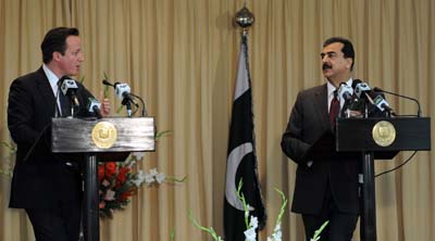 British Prime Minister Cameron and Pakistani Prime Minister Gilani at a joint press conference in Islamabad in 2011. (AFP/Aamir Qureshi)