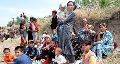 Ethnic Uzbeks seek refuge near the Kyrgyz-Uzbek border on June 12, 2010. (AP/D. Dalton Bennett)