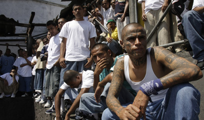 Integrantes da Mara Salvatrucha assistem à missa na prisão. Membros da gangue foram acusados pelo assassinato de um jornalista (AP/Luis Romero)