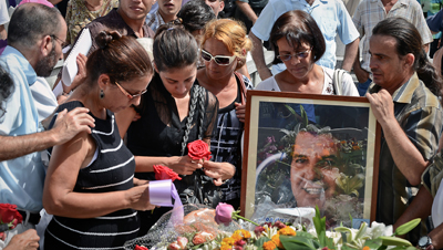 Cientos de personas asistieron el lunes el entierro del activista cubano Oswaldo Payá  (AFP / Adalberto Roque)