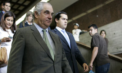 Guillermo Zuloaga sale del Palacio de Justicia en Caracas el 17 de julio de 2009. (AP/Ariana Cubillos)