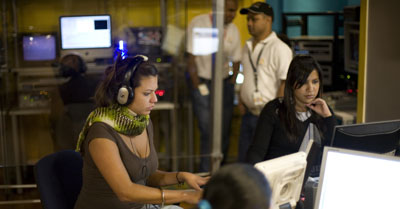 Periodistas en los estudios de Globovisión. (AP/Ariana Cubillos)