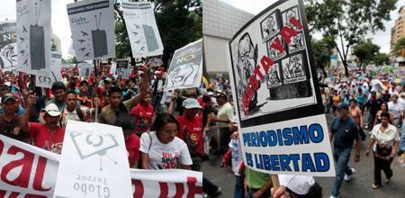 El 27 de junio de 2009, algunos manifestantes, a la izquierda, marcharon en apoyo de los reguladores que están investigando a Globovisión, mientras que otros, a la derecha, se manifestaron en apoyo de la emisora.