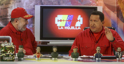 Chávez en La Hojilla con el presentador, Mario Silva. (Reuters/Miraflores Palace)