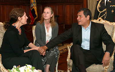 El Presidente de Ecuador Rafael Correa sujeta las manos de Christine Assange, la madre del fundador de WikiLeaks Julian Assange, durante una reunión en Quito, Ecuador, el 1 de agosto. (AP/Martin Jaramillo)