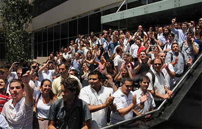 Empleados de Cablevisión, operador de cable propiedad del Grupo Clarín, protestan durante una inspección impositiva en 2011 que consideraron acoso del gobierno de Kirchner. (AFP/Juan Vargas)