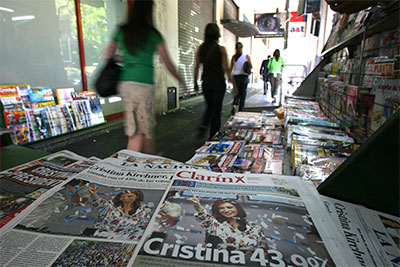 Diarios, incluyendo a Clarín, anuncian la elección de la Presidenta argentina Cristina Fernández de Kirchner en Buenos Aires, el 29 de octubre de 2007. (Reuters/Alvarado)