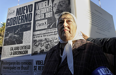 Hebe de Bonafini, presidenta de la organización de derechos humanos Madres de Plaza de Mayo, con una pancarta que muestra portadas de Clarín durante la dictadura militar argentina.  (AFP/Juan Mabromata)