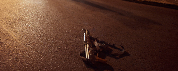 Un fusil de asalto en la calle después de un tiroteo entre policías y narcotraficantes en Zacatecas. (AFP / Guillermo Moreno)