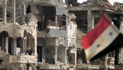 العلم يرفرف على جانب البناية دمرها القصف في مدينة بابا عمرو .ا ف ب / جوزيف عيد