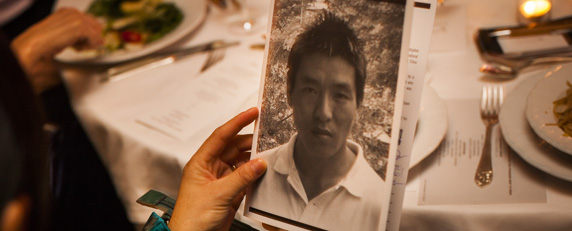 Lhamo Tso, l'épouse de Dhondup Wangchen, tenant sa photo lors de la cérémonie de remise des prix international de la liberté de la presse du CPJ. (AFP/Michael Nagle)