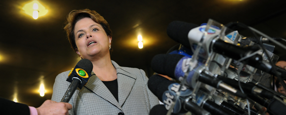 La presidenta Dilma Rousseff ha tratado de restar importancia a los peligros que enfrentan los periodistas brasileños. (AFP/Yasuyoshi Chiba)