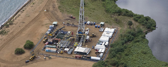 Une vue aérienne d'un site de forage pétrolier à Buliisa, en Ouganda. (AFP/Tullow Oil Uganda)