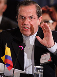 El canciller de Ecuador Ricardo Patiño habla sobre derechos humanos durante la asamblea extraordinaria de la Organización de Estados Americanos en Washington, D.C., el 22 de marzo  (AP/Jacquelyn Martin)