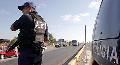 La policía patrulla una calle en Nuevo Laredo (AFP/ Alfredo Estrella)