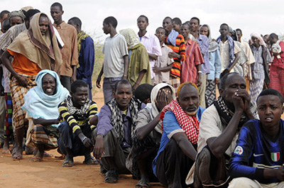 Des réfugiés somaliens attendent en ligne dans un camp de réfugiés au Kenya. (Reuters/Jonathan Ernst)