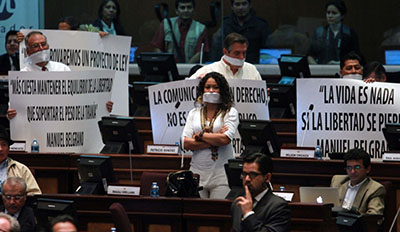 Opposition lawmakers protest the approval of the Communications Law in the National Assembly. (AFP/Eduardo Flores)