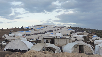 Ciudadanos sirios se resguardan en un campo de refugiados cerca de la frontera con Turquía. (Reuters/Muhammad Qadour/Shaam News Network)