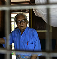 Win Tin poses in the standard-issue blue shirt he wore in prison. (Reuters/Soe Zeya Tun)