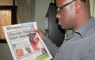 Editor Saed Kubenea and the MwanaHalisi edition that led to the paper's suspension. (CPJ/Tom Rhodes)