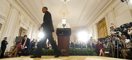 Barack Obama abandona una conferencia de prensa en el Salón Este de la Casa Blanca el 9 de agosto.(AFP/Saul Loeb)