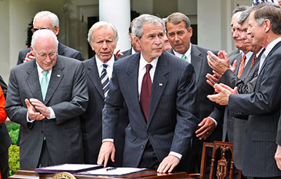 El presidente George W. Bush es aplaudido tras la firma de la Ley de Enmiendas FISA del 2008 en el Jardín de Rosas de la Casa Blanca. (AP/Ron Edmonds)