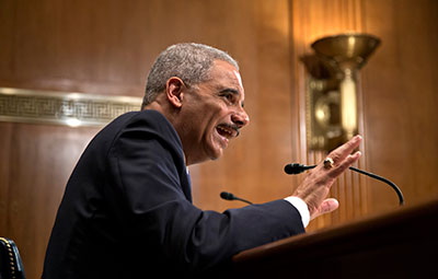 Los medios acusan al Fiscal General Eric Holder de ignorar las directivas del Departamento de Justicia que rigen la presentación de citatorios a periodistas. (AP/J. Scott Applewhite)