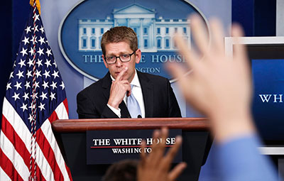 El secretario de prensa de la Casa Blanca, Jay Carney, un experiodista, sostiene que las quejas de los medios son parte de una 'tensión natural' en la relación de cualquier administración con la prensa. (Reuters/Kevin Lamarque)