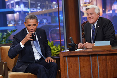 Obama e o apresentador Jay Leno gravam o programa "The Tonight Show with Jay Leno" da NBC Studios em 6 de agosto, em Burbank, Califórnia. (AFP / Mandel Ngan)