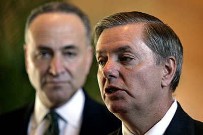 El senador republicano Lindsey Graham, de Carolina del Sur, a la derecha, y el senador demócrata Charles Schumer, de Nueva York, propusieron una nueva ley para proteger las fuentes periodísticas. (Reuters/Claro Cortes IV)