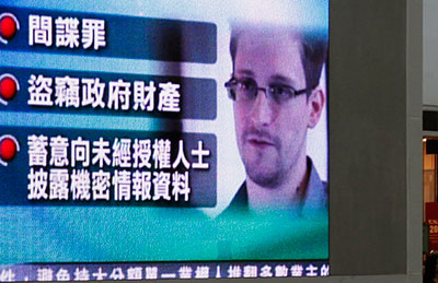 Un monitor de un centro comercial de Hong Kong muestra noticias sobre los cargos penales contra Edward Snowden el 22 de junio de 2013. (Reuters/Bobby Yip)