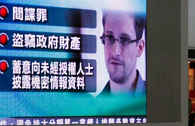 A monitor in a Hong Kong shopping mall broadcasts news on the charges against Edward Snowden on June 22, 2013. (Reuters/Bobby Yip)