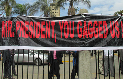 A banner tied to the gates of Parliament protests a media bill under review. (CPJ/Tom Rhodes)