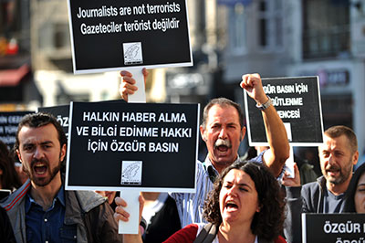 Jornalistas turcos protestam por direitos da mídia em Istambul em 5 de novembro de 2013. Manifestantes passam a um passo por minuto para destacar  o lento processo da justiça na Turquia. (AFP/Ozan Kose)