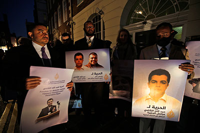 Manifestantes instan a la liberación de los periodistas de Al-Jazeera  Abdullah al-Shami y Mohammad Bader fuera de la embajada egipcia en Londres el 12 de noviembre de 2013. (AP/Lefteris Pitarakis)