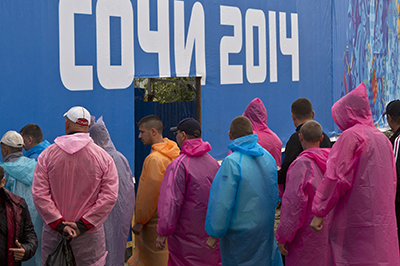 Работники стоят в очереди на входе в Олимпийский парк в Сочи. (Reuters/Maxim Shemetov)