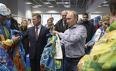 Президент Владимир Путин посещает с визитом центр волонтёров в Сочи в январе. (Reuters/Alexei Nikolskiy)