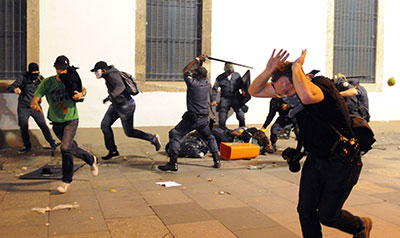 Demonstrators clash with riot policemen during a protest in Rio de Janeiro's on June 17, 2013, against the billions of dollars spent preparing for soccer's World Cup and against an increase in mass transit fares.  (AFP/Tasso Marcelo)