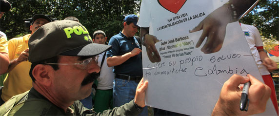 O general Rodolfo Palomino, chefe da polícia colombiana, escreve uma mensagem para uma campanha de apoio desmobilização das FARC em Tame, na província de Arauca, em 18 de setembro de 2013. (Reuters / Jose Miguel Gomez)