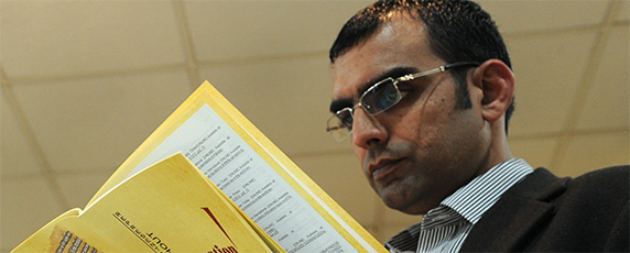 Les enquêtes du journaliste d'investigation pakistanais Umar Cheema ont dévoilé la corruption au Parlement. (AFP / Aamir Qureshi)