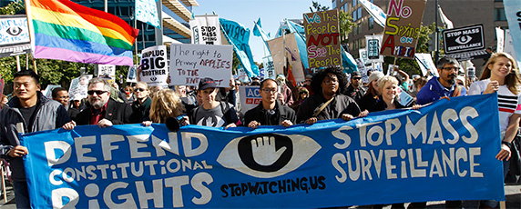 Manifestantes marchan fuera del Capitolio de Washington, en Estados Unidos, el 26 de octubre de 2013, para exigir que el Congreso investigue los programas de vigilancia masivos de la NSA. ( AP / Jose Luis Magana )