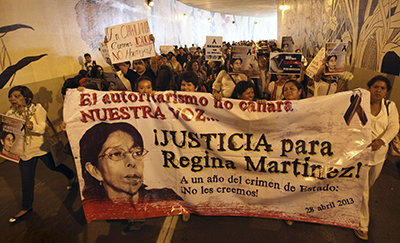 Periodistas protestan en el primer aniversario del asesinato de la periodista Regina Martínez Pérez. Los ataques contra la prensa son tan comunes que las autoridades mexicanas aprobaron una ley que dio mayor jurisdicción a las autoridades federales para enjuiciar crímenes contra periodistas. (AP / Felix Marquez)