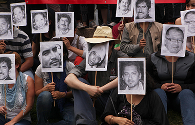 Al finales de febrero, periodistas protestan el asesinato de su colega Gregorio Jiménez de la Cruz y otros periodistas asesinados en México (AP/Marco Ugarte)