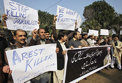 Des journalistes pakistanais protestent contre le meurtre de leurs collègues, en janvier 2012 (AP/Mohammad Sajjad)